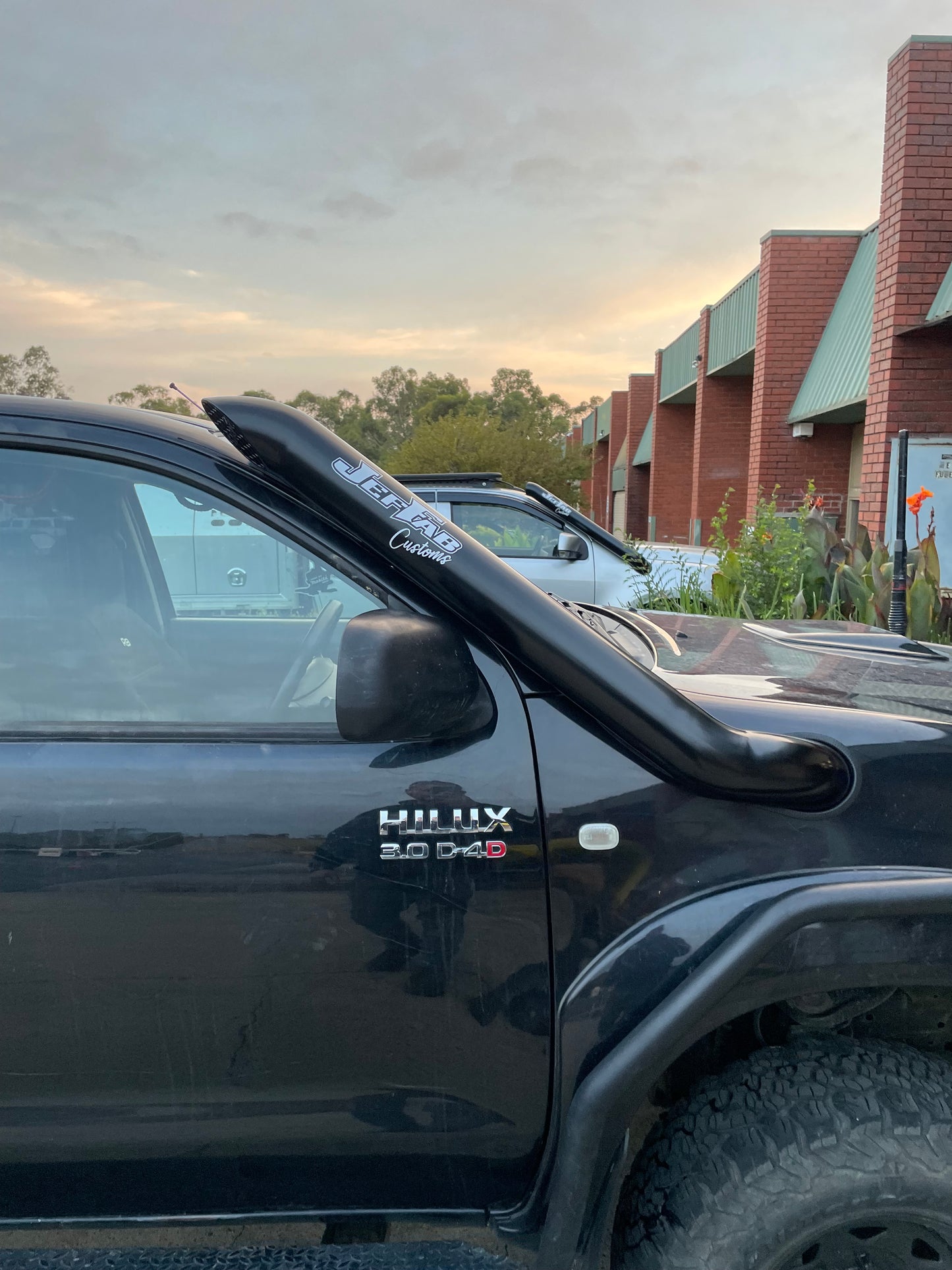 N70 Toyota Hilux 4" Mid-Entry Stainless Snorkel