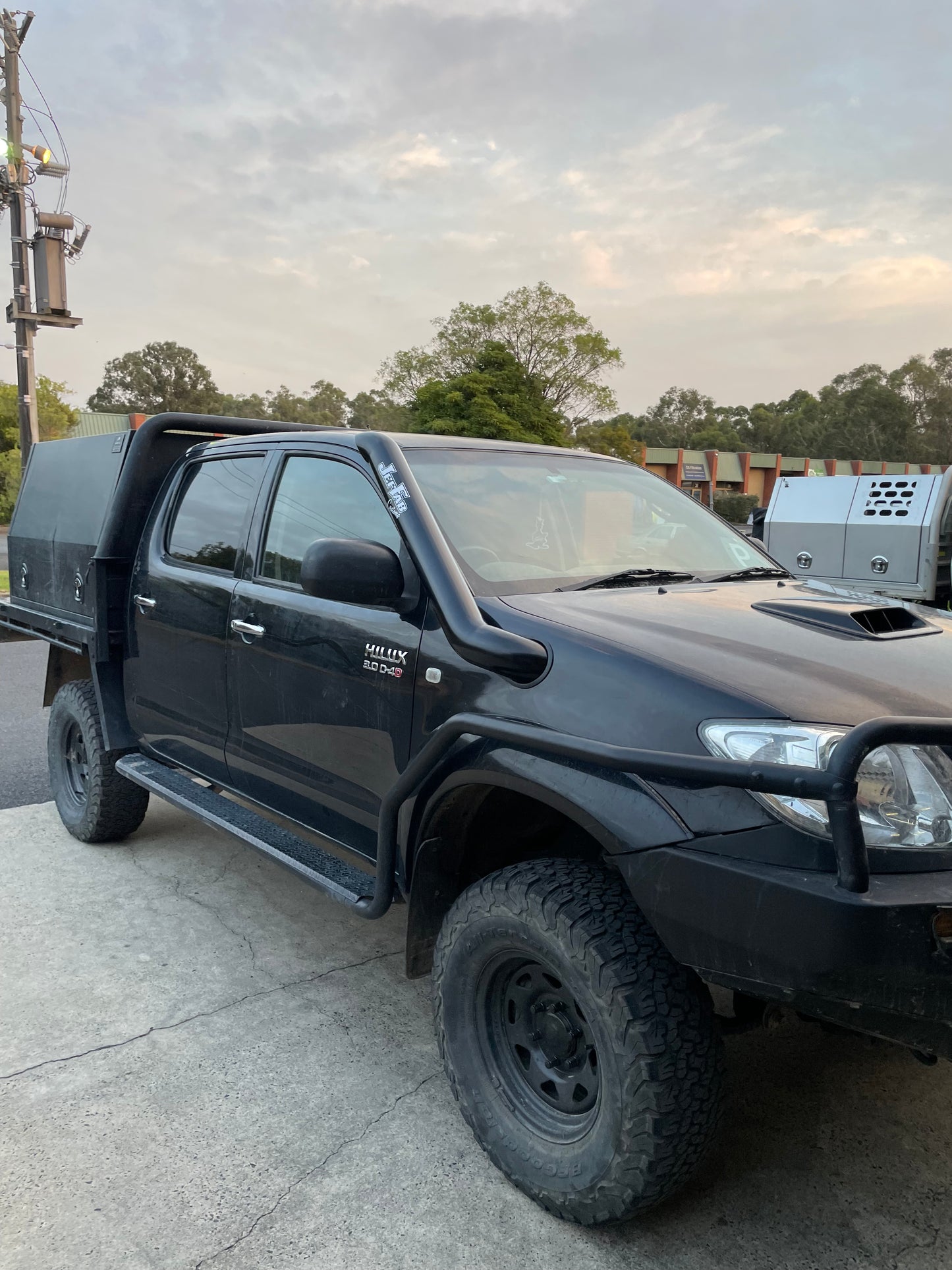N70 Toyota Hilux 4" Mid-Entry Stainless Snorkel
