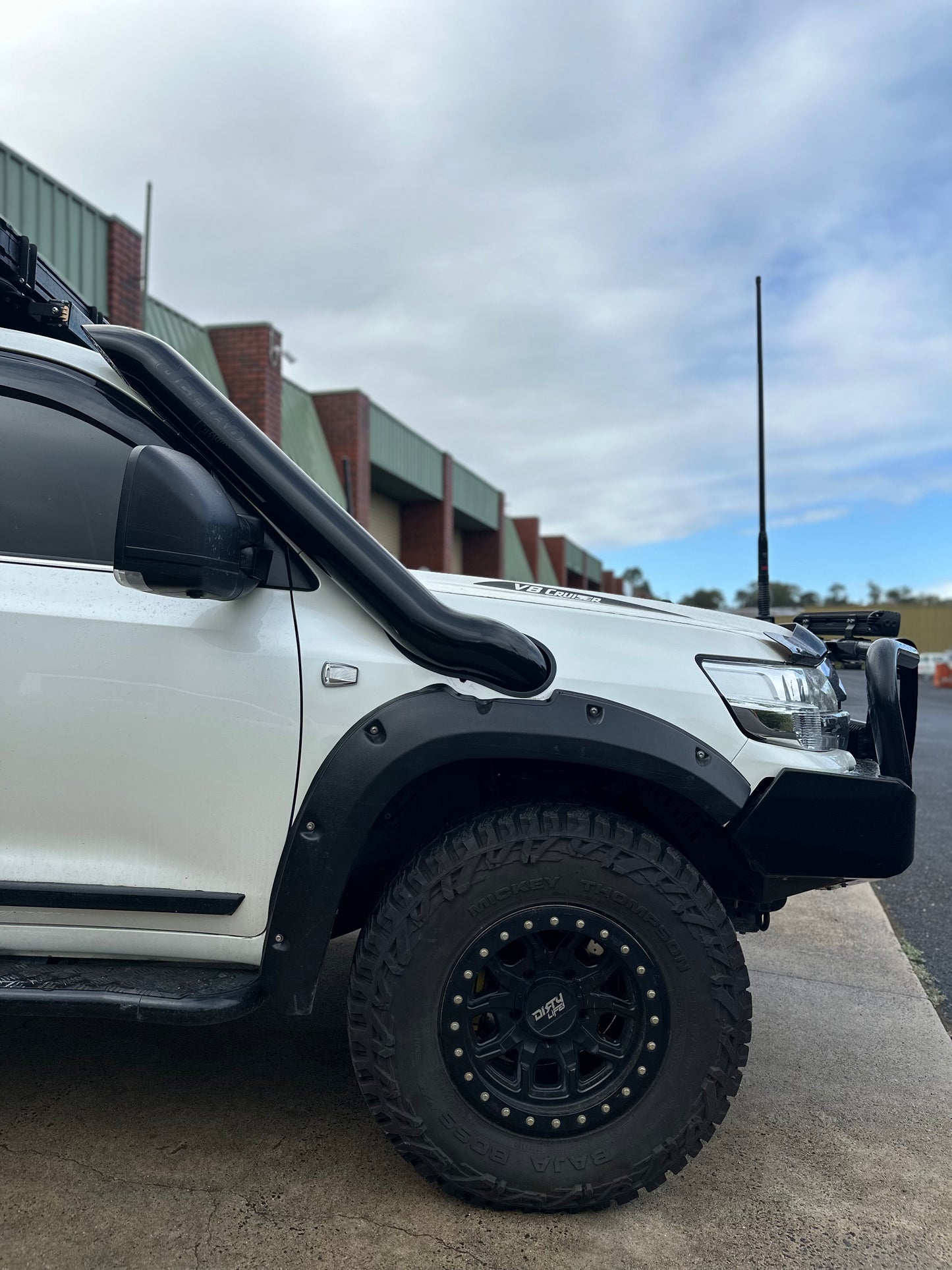 200 Series Toyota Land Cruiser, 5" Mid-Entry Snorkel